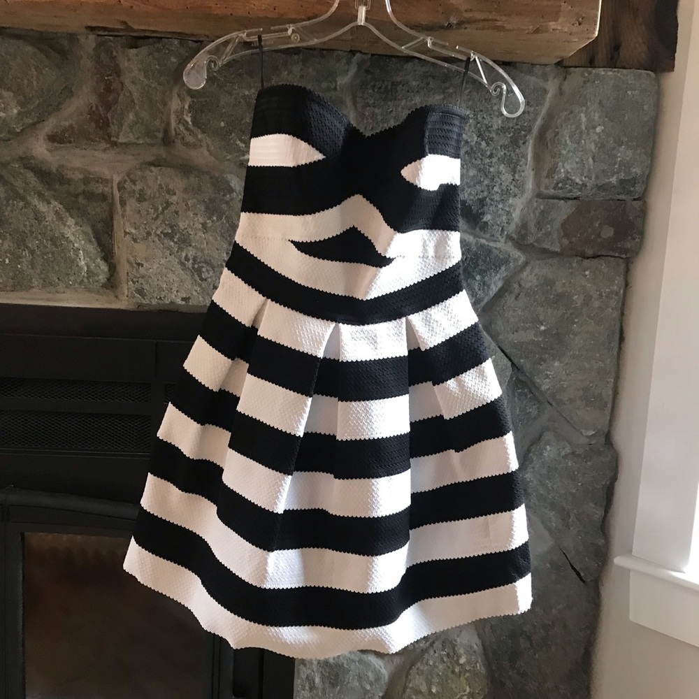 Express strapless dress, full skirt, thick fabric